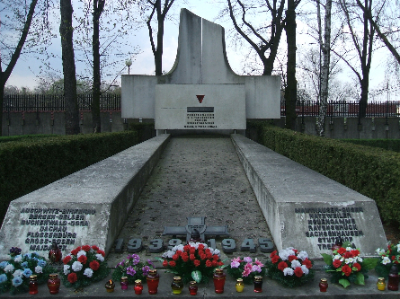 Homenaje a los Caídos en II Guerra Mundial en Cementerio Militar Polaco