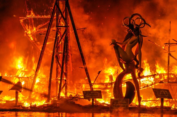 Cremá de Ninots EN las Fallas de Valencia, España Cremá de Ninots EN las Fallas de Valencia, España