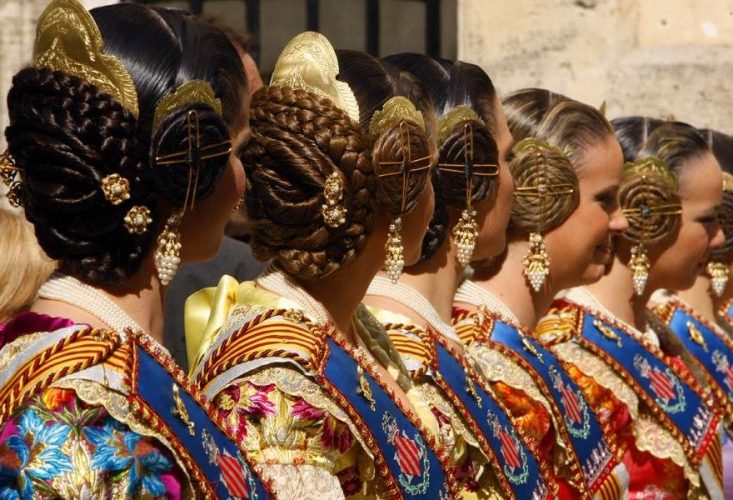 Falleras con el traje tradicional Falleras con el traje tradicional