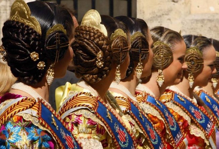 Falleras con el traje tradicional