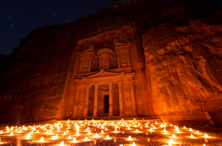 El Tesoro en Petra by night