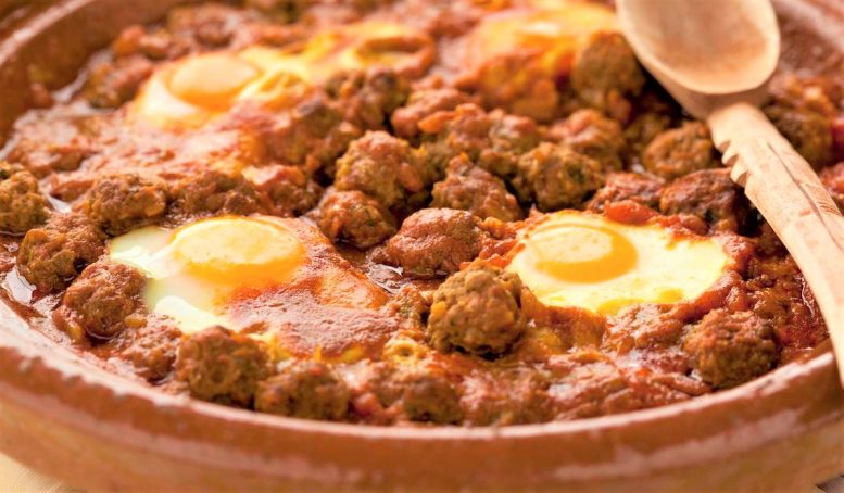 Kefta marroqui en un restaurante - Albóndigas con tomate y huevos.