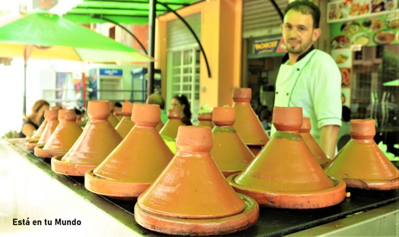 Diferentes tajines al fuego en Marruecos