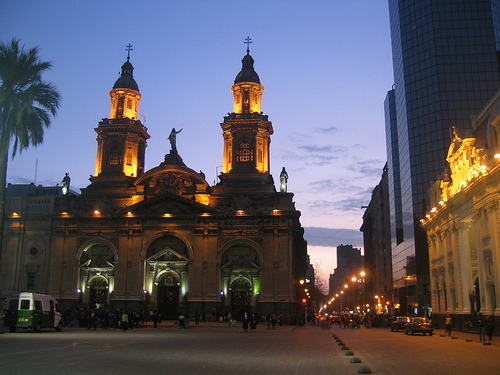 Catedral Metropolitana de Santiago en la Plaza de Armas de noche
