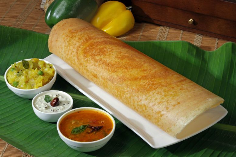 Dosa rellena de patata y cebolla frita