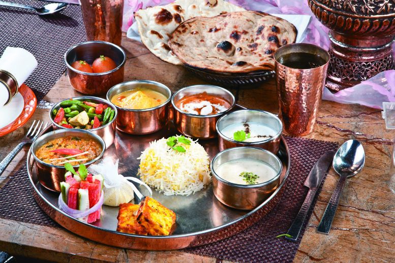 Comida india servida en thali