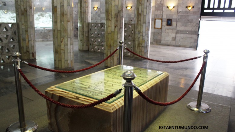 Inscripciones en la tumba de un poeta persa