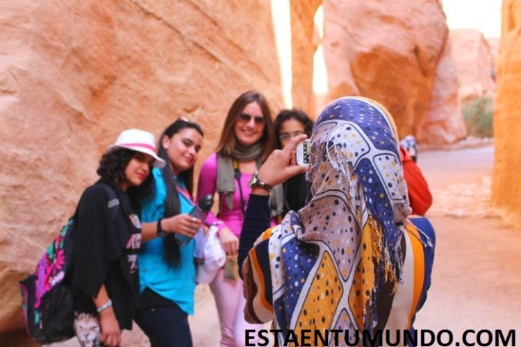 Mujeres y fotos en Petra (Jordania)