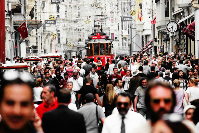 Tranvía y gente en Estambul