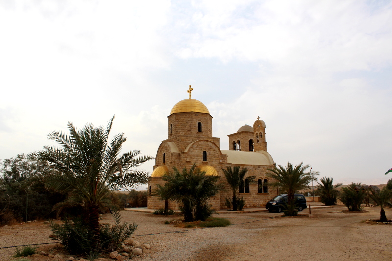 Iglesia de cúpula dorada a orillas del río Jordán