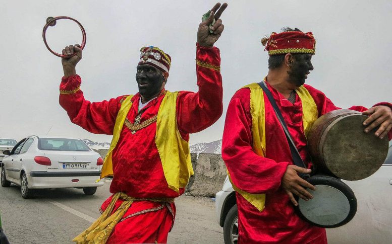 Los pintados Ḥaji Firuz celebrando Noruz