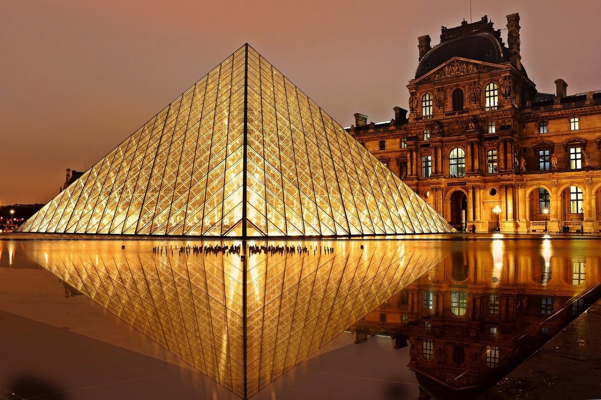 Entrada en forma de pirámide en el Louvre