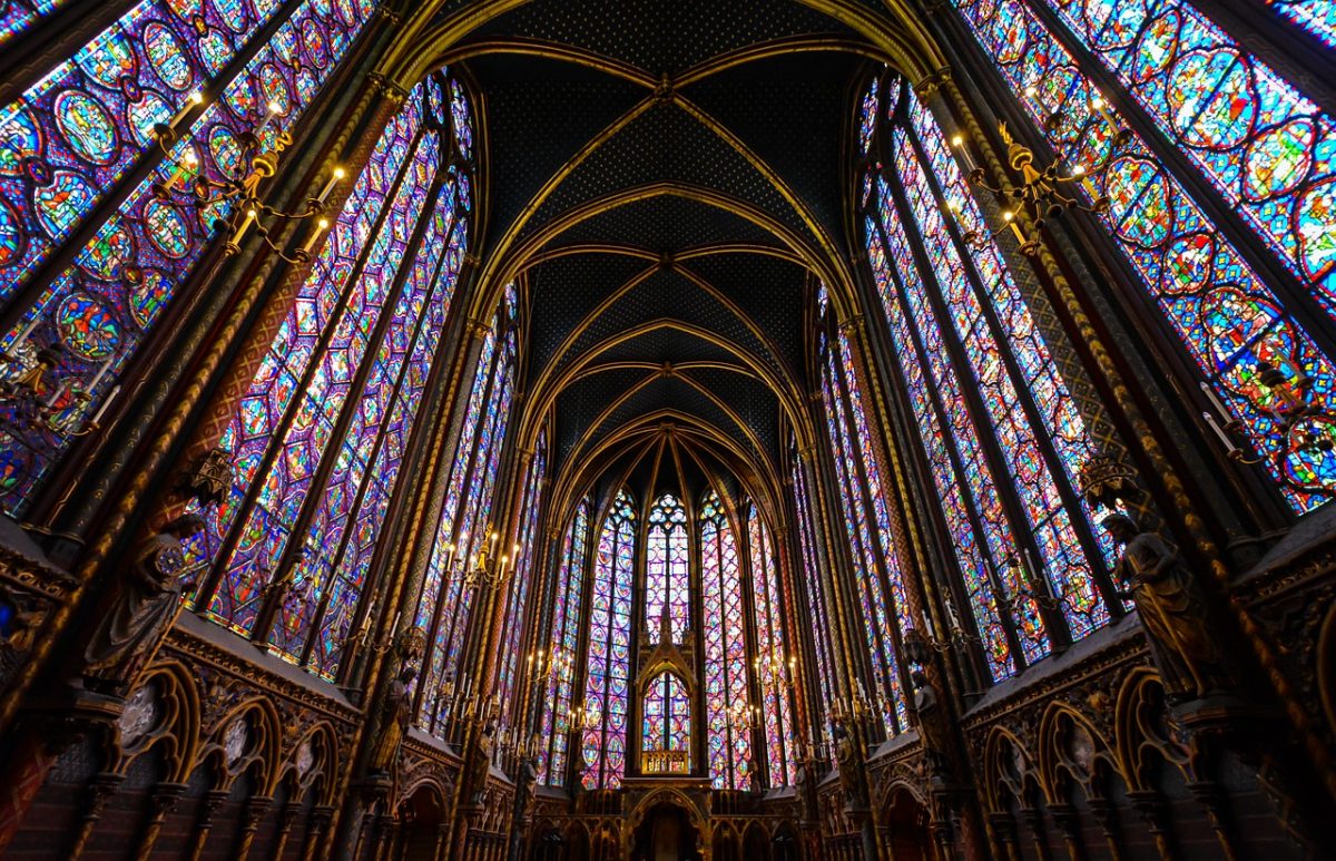Interior de Saint Chapelle en París