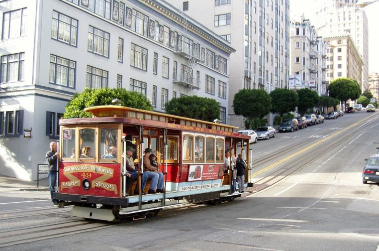 Cable Car de San Francisco pasando por California Street