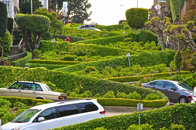 Coches bajando Lombard Street en San Francisco
