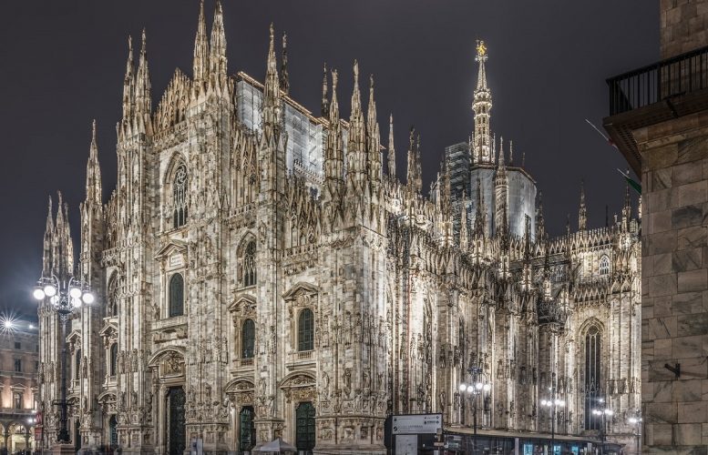 Catedral de Milán (Duomo di Milano) por la noche.