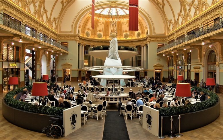 Interior del centro comercial Stadsfeestzaal