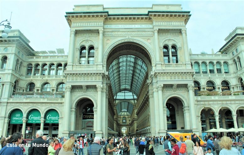 Entrada a la Gallería Vittorio Emanuele II desde la Piazza del Duomo Entrada a la Gallería Vittorio Emanuele II desde la Piazza del Duomo