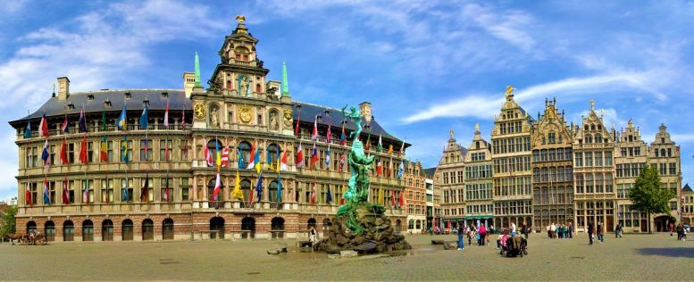 Grote Markt con la estatua de Silvio Brabo.