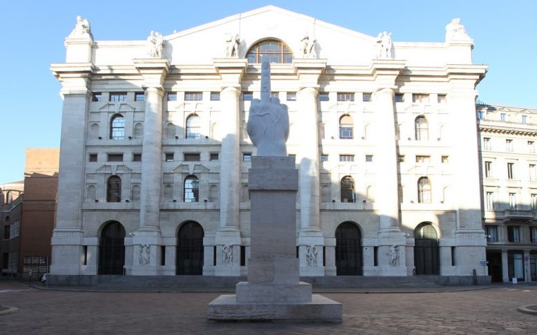 Piazza Affari con la escultura L.O.V.E - Milan