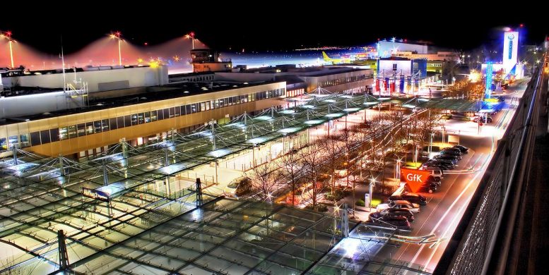 Aeropuerto de Núremberg de noche