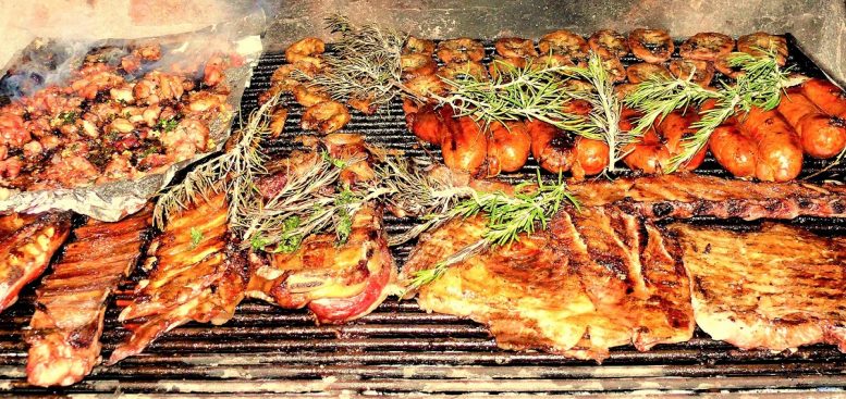 Asado argentino con carne, costillas, chorizos y chinchulines