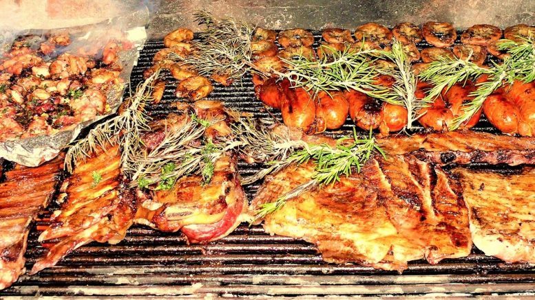 Asado argentino con carne, costillas, chorizos y chinchulines