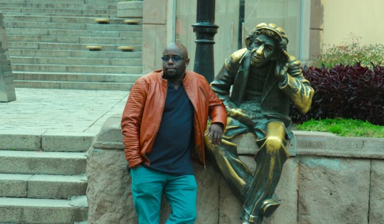 Posando con la estatua de Milo