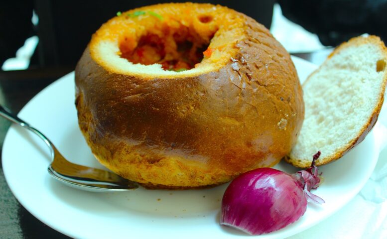 Sopa Ciorba servido en pan en el Caru’ cu Bere Sopa Ciorba servido en pan en el Caru’ cu Bere