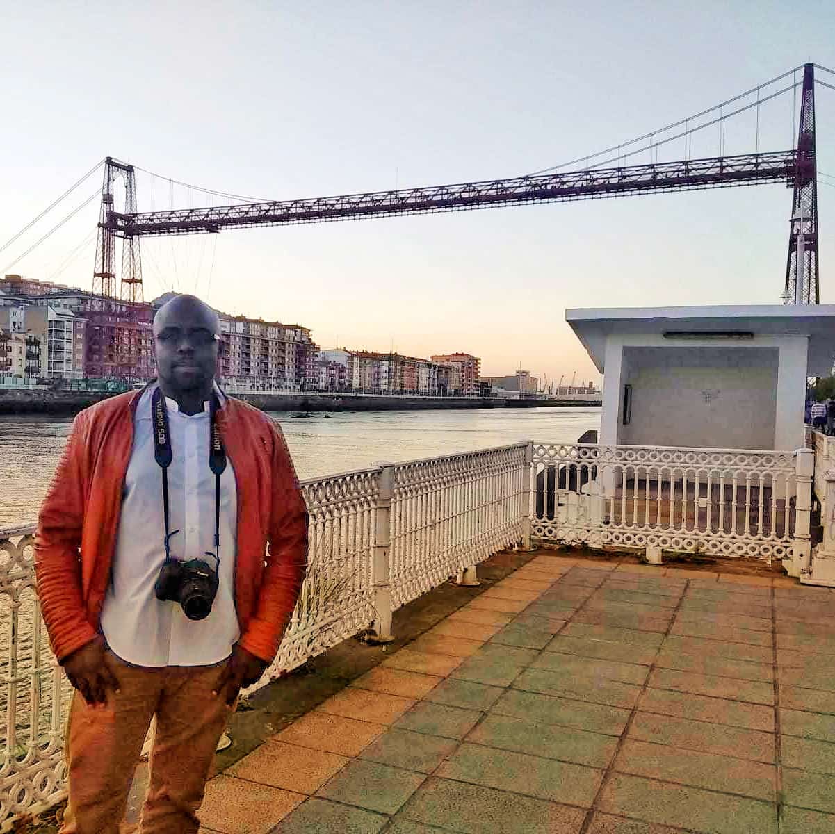 David en sobre la Ria en Bilbao