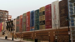 Edificio que simula una libreria, en una biblioteca de USA