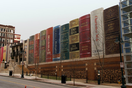 Edificio que simula una libreria, en una biblioteca de USA