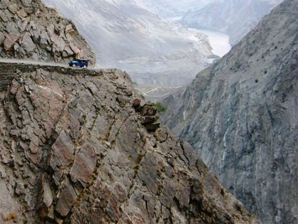 Carretera en las montañas de Pakistán