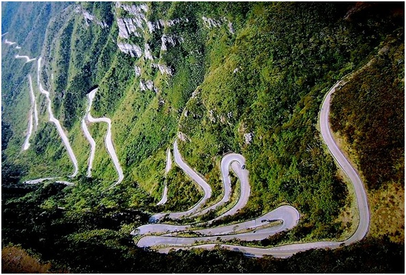 Curvas de la carretera en la sierra do Rastro, en Brasil