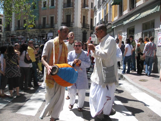 Animando los domingos El Rastro de Madrid, los Hare Khrisnas