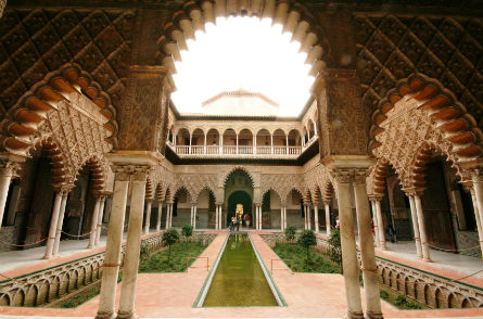 Patio de los Reales Alcázares de Sevilla, España