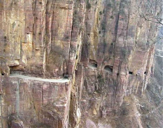 Túnel excavado en la montaña, China