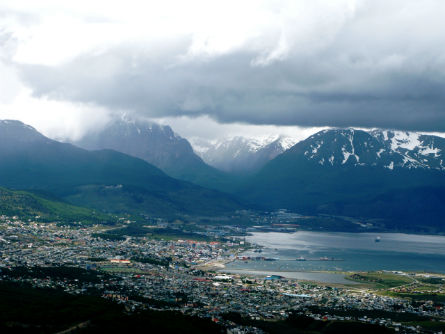 Bahía de Ushuaia y las montañas del Martial, Argentina