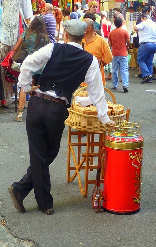 Vendiendo barquillos en El Rastro de Madrid