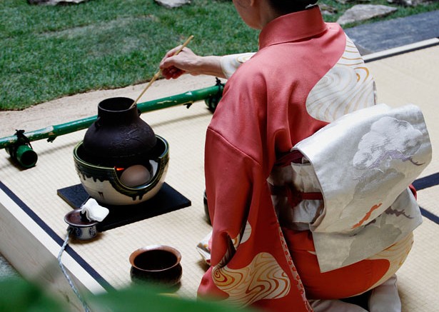 Mujer vestida con el traje típico nipón, el kimono