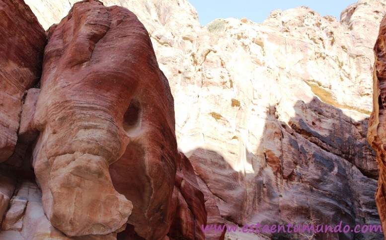 Rocas con formas en Petra, Jordania