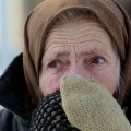 Mujer abrigada en Ucrania