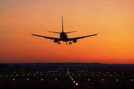 Despegue de un avión al atardecer Impuestos aeroportuarios en México