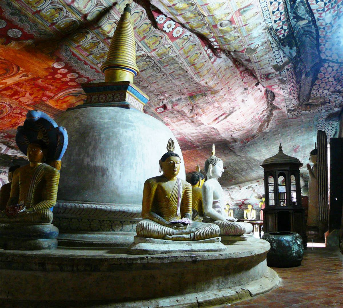 Interior de las cuevas de Dambulla en Sri Lanka